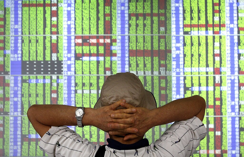 A man monitors stock prices inside a brokerage in Taipei September 6, 2011. Taiwan stocks fell 2.44 percent on Tuesday to a near three-week closing low, joining decline in regional bourses amid concern that Europe's sovereign debt troubles could trigger a second banking crisis. REUTERS/Pichi Chuang (TAIWAN - Tags: BUSINESS) - GM1E79615D701