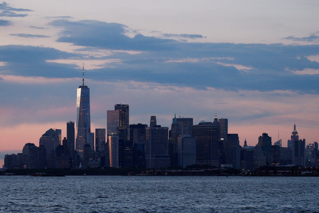The Manhattan skyline is seen during sunset from the Brooklyn borough of New York City, U.S., June 27, 2017. REUTERS/Brendan McDermid - RTS18WG6