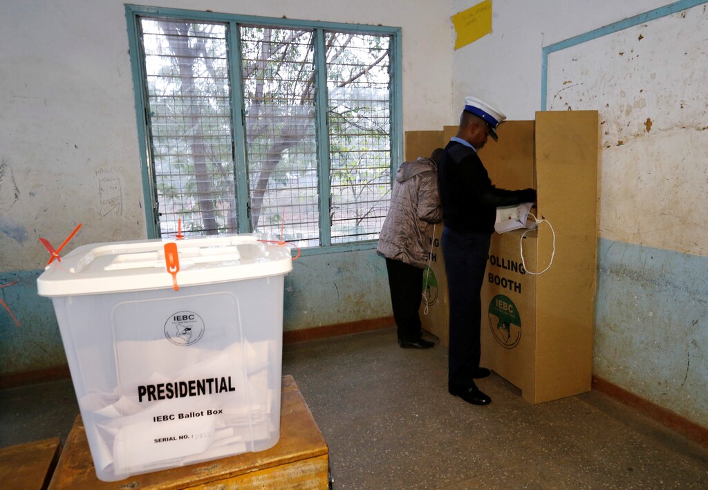 A policeman casts his vote at a polling station in Moi Avenue primary school during the presidential election, in the city centre, Nairobi, Kenya August 8, 2017. REUTERS/Thomas Mukoya - RTS1ATI4