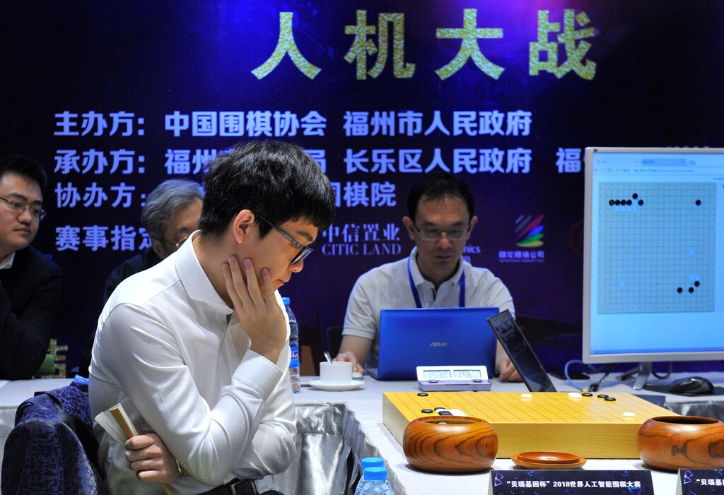 Chinese Go player Ke Jie competes against Golaxy, a Chinese artificial intelligence (AI) program, in Fuzhou, Fujian province, China April 27, 2018. REUTERS/Stringer ATTENTION EDITORS - THIS IMAGE WAS PROVIDED BY A THIRD PARTY. CHINA OUT. - RC1FAD9DDD90