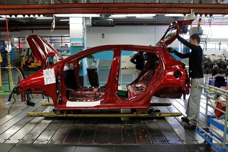 Employee work on the assembly line of the Nissan Micra at the Renault SA car factory in Flins, near Paris, France, February 23, 2017. REUTERS/Benoit Tessier - RTS100EL