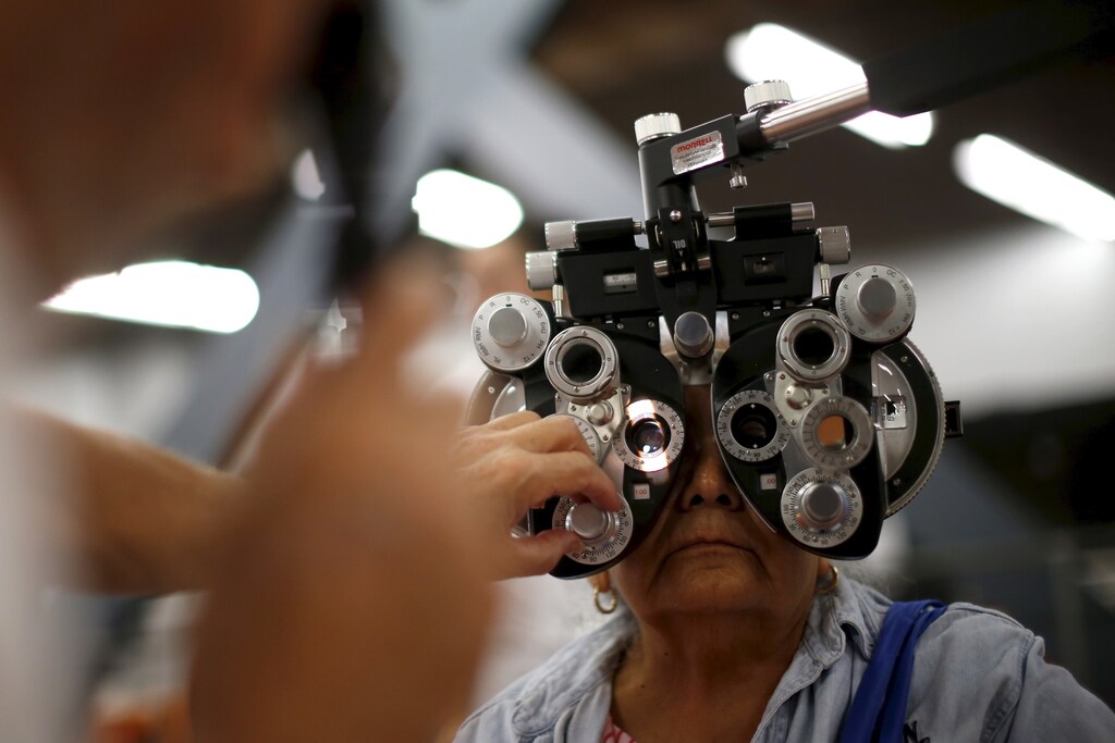 A woman has her eyes tested at the Care Harbor four-day free clinic, which offers free medical, dental, and vision care to around 4,000 uninsured people in Los Angeles, California, United States October 15, 2015. REUTERS/Lucy Nicholson - GF10000246694
