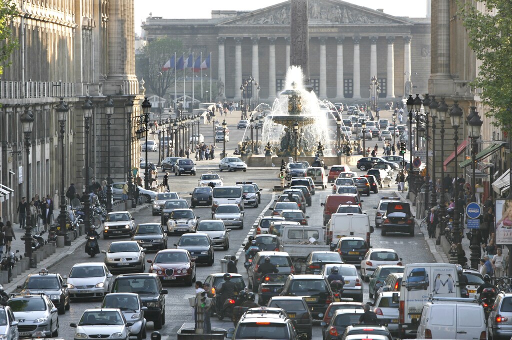 Cars back up in rush hour traffic as they approach the Place de la Concorde in Paris as pollution levels in the city reach a high level after several days of unusually warm weather April 19, 2007. REUTERS/Charles Platiau (FRANCE) - PM1DVBQRHEAA