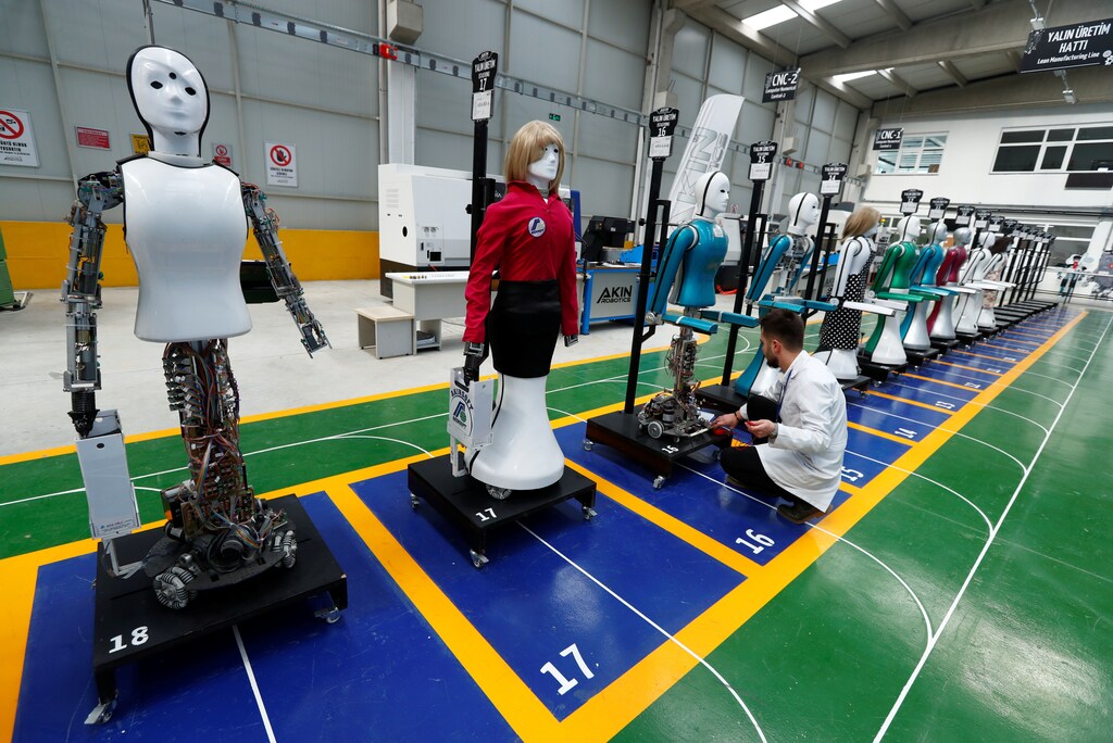 An engineer checks an "ADA G4" humanoid robot at Akinrobotics, the country's first-ever factory to mass produce humanoid robots, in Konya, Turkey, December 8, 2017. Picture taken December 8, 2017. REUTERS/Murad Sezer - RC1AB40D3B30