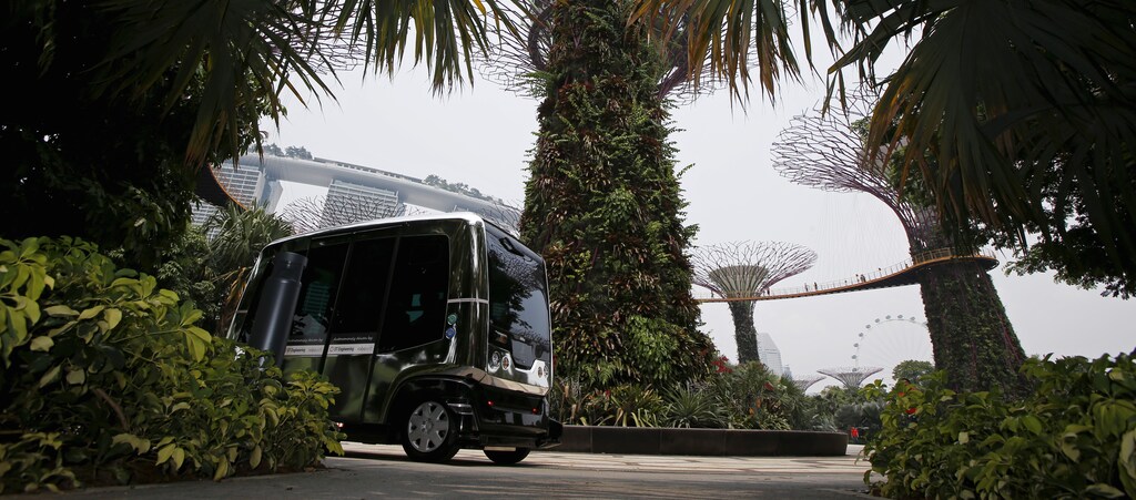 An autonomous self-driving vehicle shuttles member of the media during a demonstration at Gardens by the Bay in Singapore October 12, 2015. Singapore unveiled its public transport future on Monday, and it was a vision of passengers commuting in driverless buses along roads and freeways populated by platoons of autonomous trucks following a single driver. REUTERS/Edgar Su
