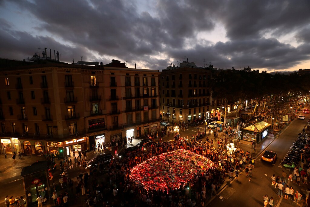 People gather at an impromptu memorial where a van crashed into pedestrians at Las Ramblas in Barcelona, Spain, August 20, 2017. REUTERS/Susana Vera TPX IMAGES OF THE DAY - RTS1CKUR