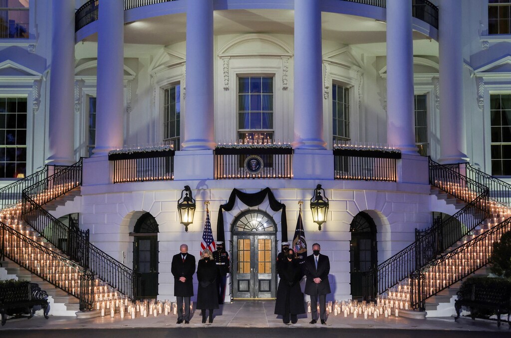 U.S. President Joe Biden, first lady Jill Biden, U.S. Vice President Kamala Harris and second gentleman Doug Emhoff attend a moment of silence and candle lighting ceremony to commemorate the grim milestone of 500,000 U.S. deaths from the coronavirus disease (COVID-19) at the White House in Washington, U.S., February 22, 2021. REUTERS/Jonathan Ernst TPX IMAGES OF THE DAY - RC2ZXL9MY8Y7