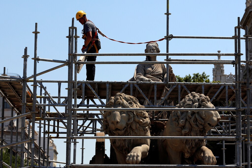 A construction worker sets up a scaffold around Cibeles Fountain in central Madrid, Spain, July 27, 2016. Picture taken July 27, 2016. REUTERS/Sergio Perez - RTSK0YF