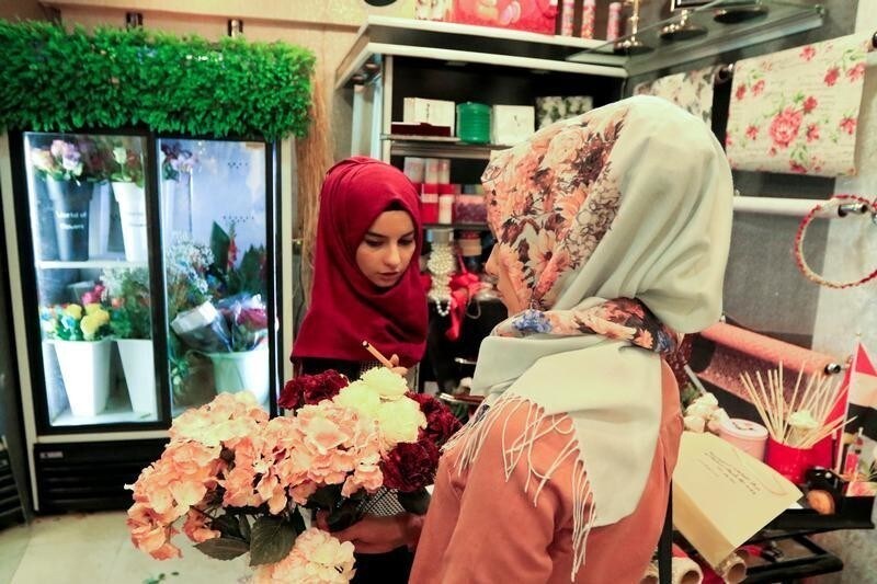 Dania Salim Younis, 23, an Iraqi girl sells flowers at her florist's shop in Mosul, Iraq August 26, 2018. Picture taken August 26, 2018. REUTERS/Kawa Omar - RC1A8B8D5150