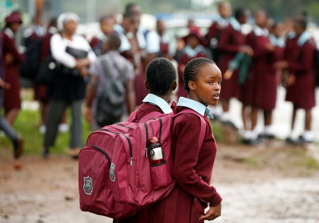 Zimbabwean school children walk home from school in Harare, Zimbabwe, January 10, 2019. REUTERS/Philimon Bulawayo - RC1D67B5BB00