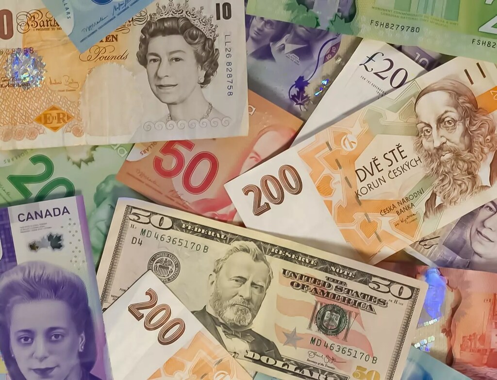 Reservas de divisas: Dinero en billetes de todo el mundo.