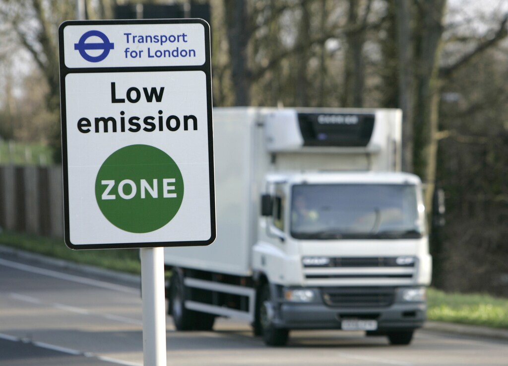 A vehicle passes a sign for the new Low Emissions Zone at Coulsdon in London February 3, 2008. Large vehicles that do not meet specific emission standards will be charged to travel within the London-wide zone, with the stated aim of improving the capital's air quality. The scheme comes into effect on Monday. REUTERS/Luke MacGregor(BRITAIN) - GM1DXEKXDWAA