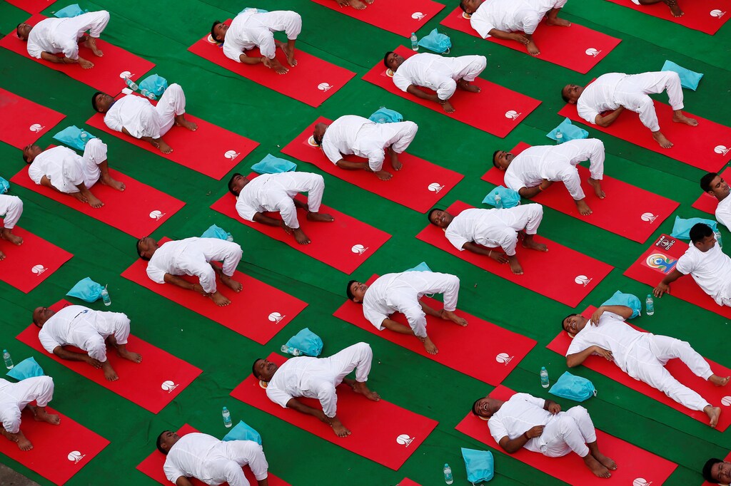 Participants perform yoga during World Yoga Day in New Delhi, India, June 21, 2016. REUTERS/Adnan Abidi - S1AETLCVMZAC