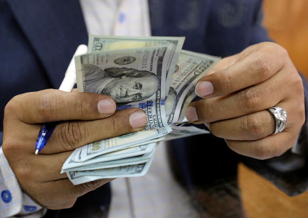 A man counts U.S dollar bills at a money exchange office in central Cairo, Egypt, March 7, 2017. REUTERS/Mohamed Abd El Ghany - RTS11T1R