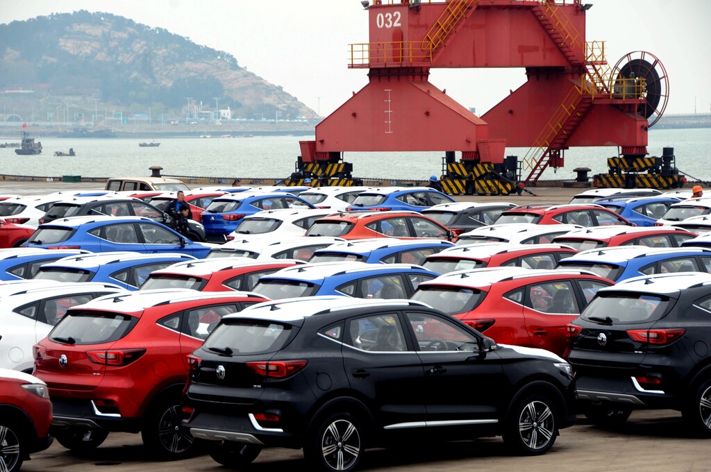 FILE PHOTO: Sports utility vehicles (SUVs) waiting to be exported are seen at a port in Lianyungang, Jiangsu province, China April 5, 2018. REUTERS/Stringer/File Photo ATTENTION EDITORS - THIS IMAGE WAS PROVIDED BY A THIRD PARTY. CHINA OUT. - RC1FC7341690