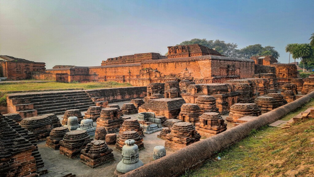 Las ruinas de Nalanda en el estado de Bihar, India, una de las primeras grandes universidades residenciales del mundo y un importante centro de aprendizaje budista, que floreció entre los siglos V y XII d.C.