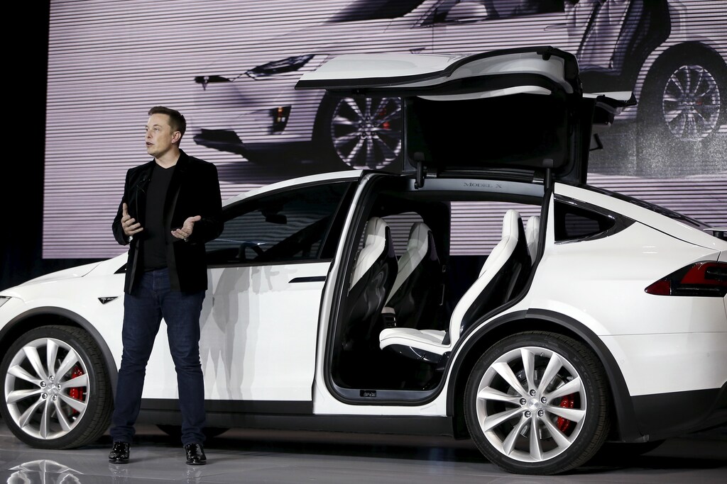 Tesla Motors CEO Elon Musk introduces the falcon wing door on the Model X electric sports-utility vehicles during a presentation in Fremont, California, U.S. September 29, 2015. REUTERS/Stephen Lam/File Photo - RTX2QJEW