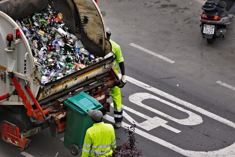 a picture of a rubbish bin containing landfill, symbolic of the world's large food waste problem
