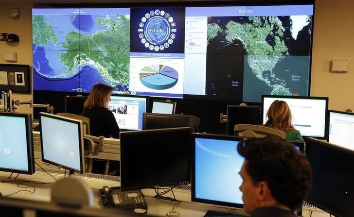 Department of Homeland Security workers at the National Cybersecurity and Communications Integration Center in Arlington, Virginia, January 13, 2015. REUTERS/Larry Downing (UNITED STATES - Tags: POLITICS SCIENCE TECHNOLOGY CRIME LAW MILITARY)