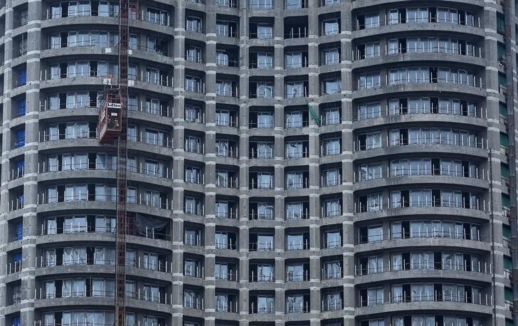 Workers take a lift at an under construction high-rise residential tower in Mumbai's central financial district August 25, 2014. The cost for buying a 2,500 square feet (232 square meters) three-bedroom apartment in this tower is around 70,000 Indian rupees per square feet ($ 1,119) or 175,000,000 Indian rupees ($ 2,798,682). REUTERS/Danish SiddiquiPICTURE 18 OF 22 FOR WIDER IMAGE STORY "RENTING IN MUMBAI PER SQUARE FOOT"?SEARCH "RENTING SIDDIQUI" FOR ALL IMAGES?