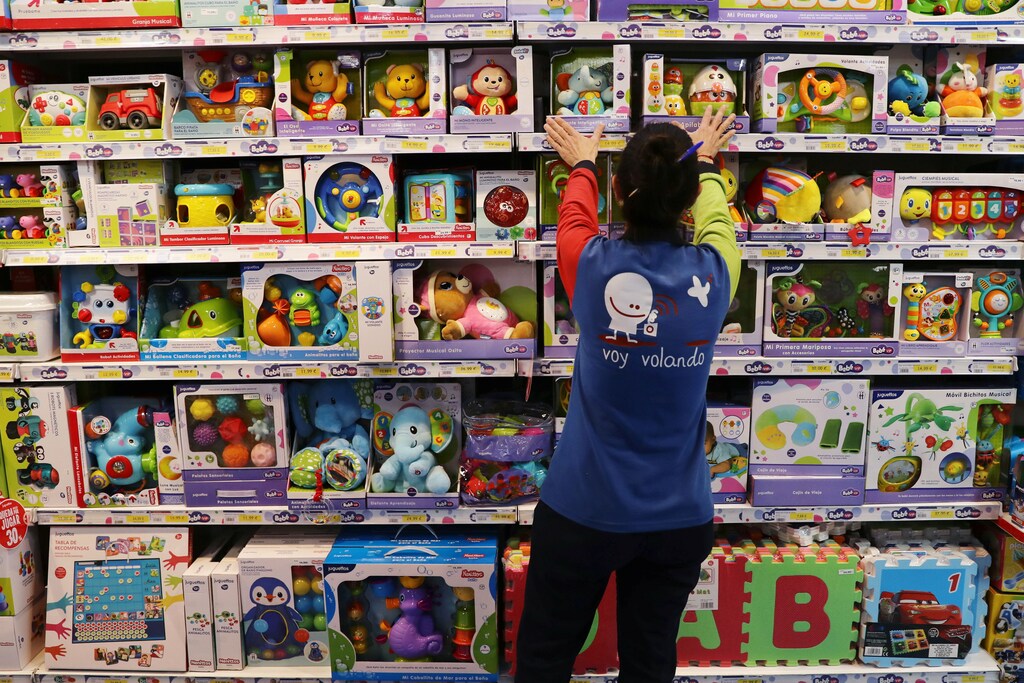 A worker arranges toy boxes inside a Jugettos's toy shop in Madrid, Spain, November 30, 2020. REUTERS/Sergio Perez - RC2TDK9Z6CK6