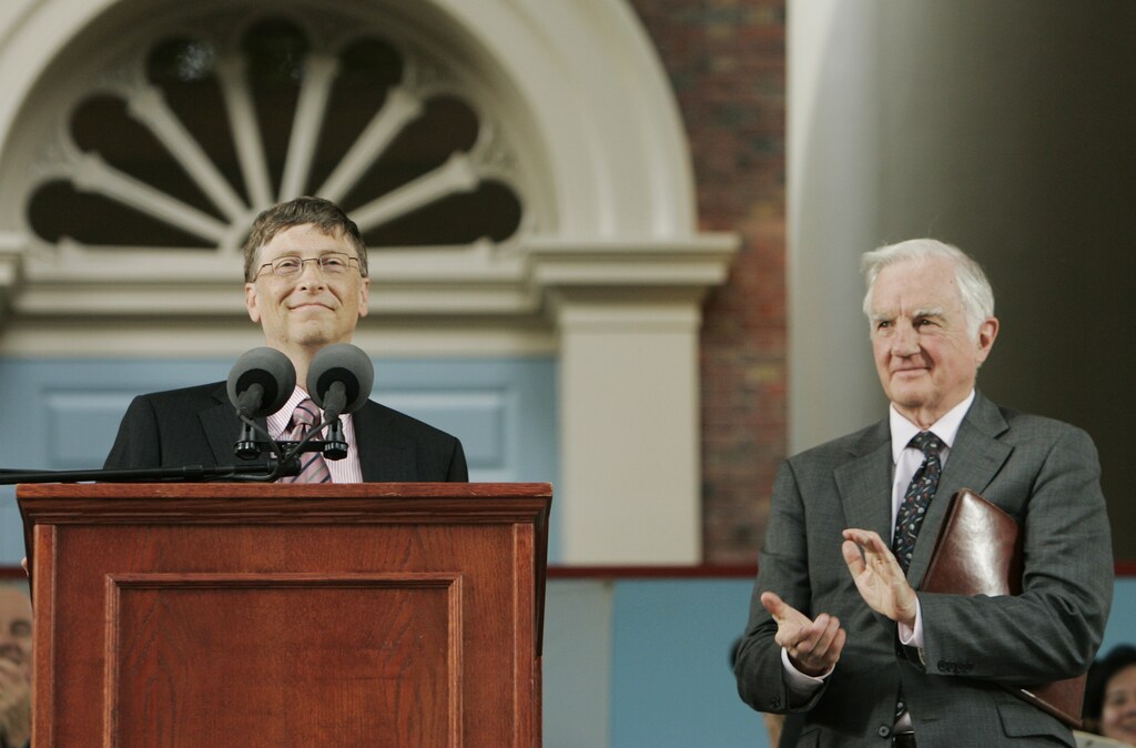 Derek Bok (R), interim president of Harvard University, applauds as Bill Gates, Chairman of Microsoft Corporation, is introduced to deliver the Commencement address at the 356th Commencement Exercises at Harvard University in Cambridge, Massachusetts June 7, 2007. Gates also received an honorary Doctor of Laws degree at the ceremony. REUTERS/Brian Snyder (UNITED STATES) - RTR1QKKD