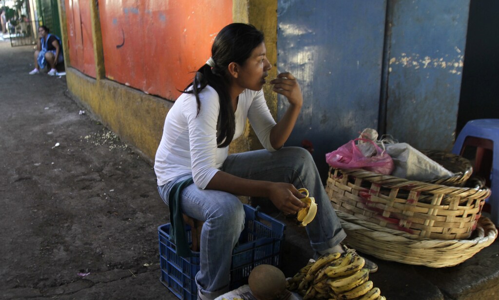 A woman sells fruit at the Oriental Market in Managua March 7, 2011. International Women's Day will be marked on Tuesday. REUTERS/Oswaldo Rivas (NICARAGUA - Tags: SOCIETY FOOD) - RTR2JL4G