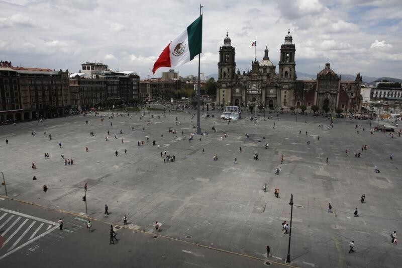 A general view shows the Zocalo square circuit closed to vehicle traffic during World Car-Free Day in downtown Mexico City September 22, 2014. REUTERS/Tomas Bravo (MEXICO - Tags: SOCIETY TRANSPORT ENVIRONMENT) - GM1EA9N0HD501