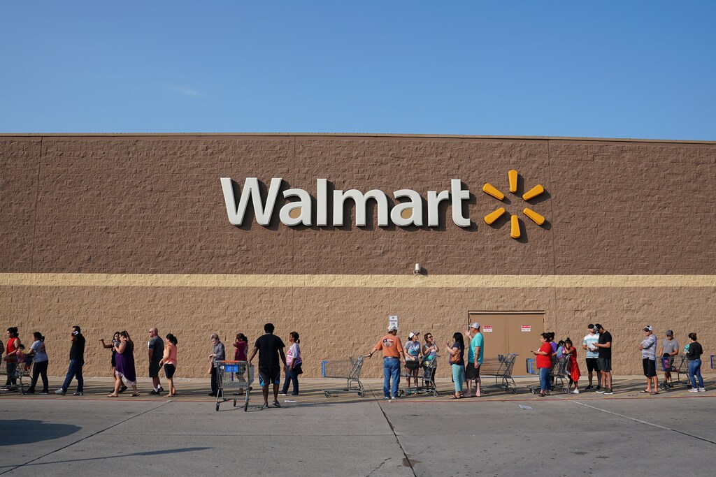 People line up at a Walmart store that reopened Friday after Tropical Storm Harvey in Port Arthur, Texas, U.S., September 1, 2017. REUTERS/Carlo Allegri - RC18A633F230
