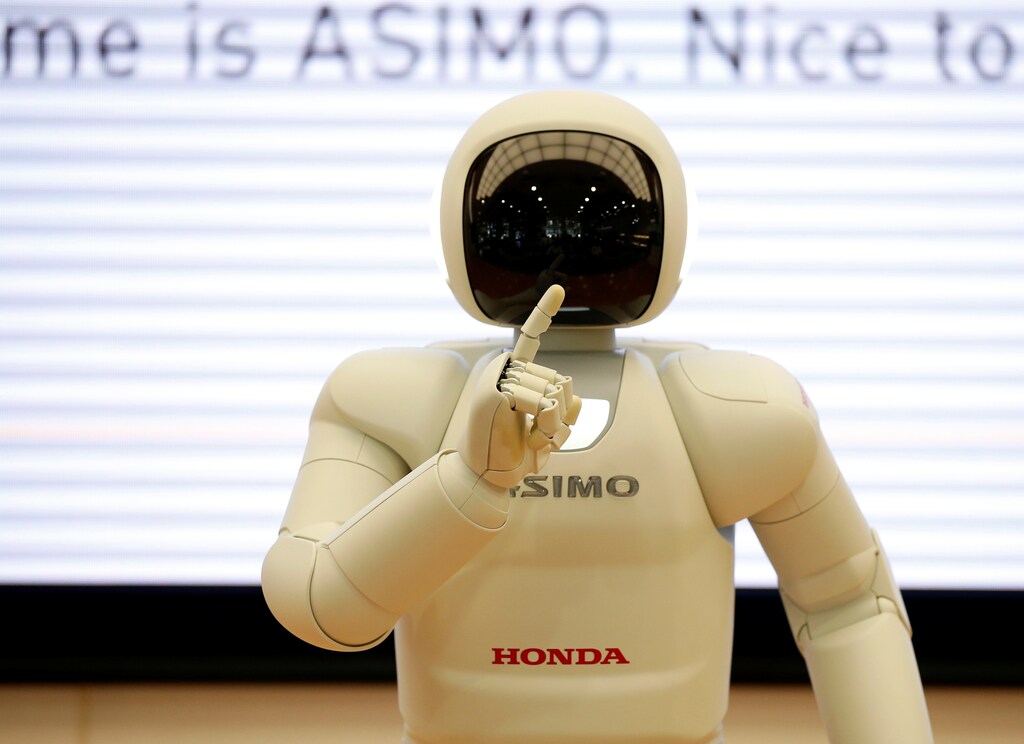 Honda Motor's humanoid robot Asimo is pictured at the company's showroom in Tokyo, Japan, May 13, 2016. REUTERS/Toru Hanai - RTX2E4SE