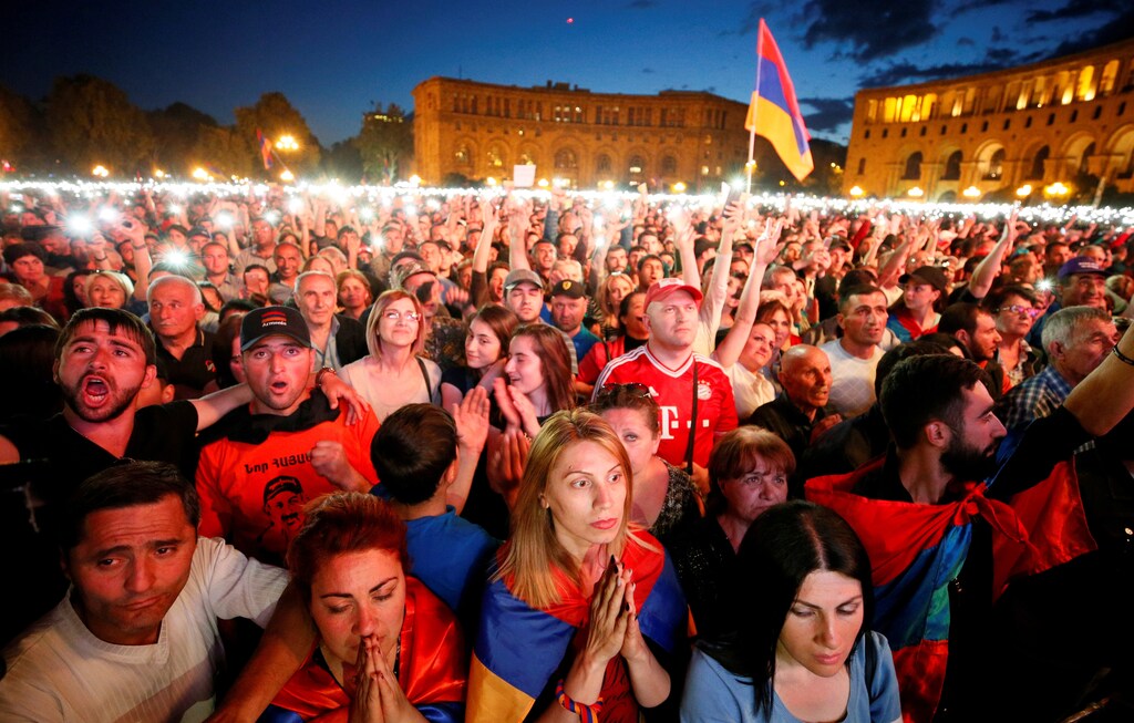 Supporters of Armenian opposition leader Nikol Pashinyan react, after his bid to be interim prime minister was blocked by the parliament, during a rally in central Yerevan, Armenia, May 1, 2018. REUTERS/Gleb Garanich TPX IMAGES OF THE DAY - RC1F1FC7A010