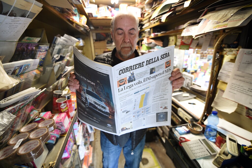 A man reads a newspaper with news of the rise of the far-right League party in Sunday's European parliamentary election in Milan, Italy, May 27, 2019. The title reads "The League flies, PD (Democratic Party) surpasses the 5-Star Movement" . REUTERS/Guglielmo Mangiapane - RC114FDAF3B0