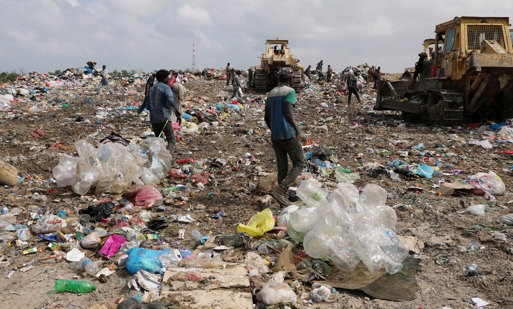 Garbage pickers collect recyclable materials at a rubbish dump in Tripoli, Libya October 12, 2019. Picture taken October 12, 2019. REUTERS/Ismail Zitouny - RC1601EFFE50