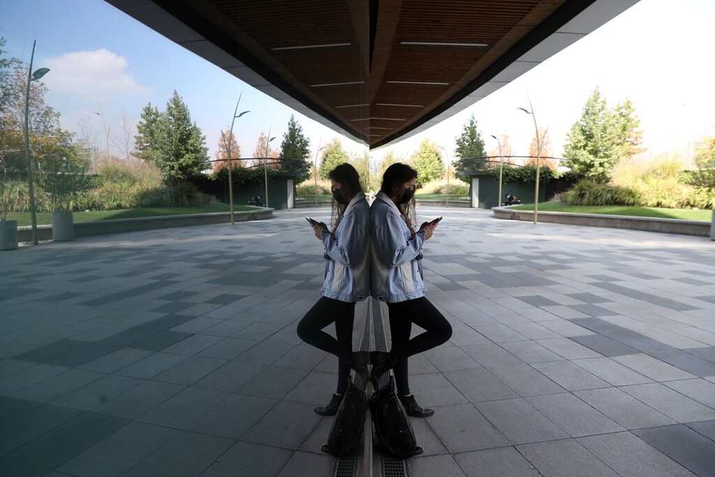 A worker from a telecommunications company tests a mobile phone connecting to an experimental 5G network placed in Santiago, Chile March 19, 2021. Picture taken March 19, 2021. REUTERS/Ivan Alvarado - RC29GM9VBRJF
