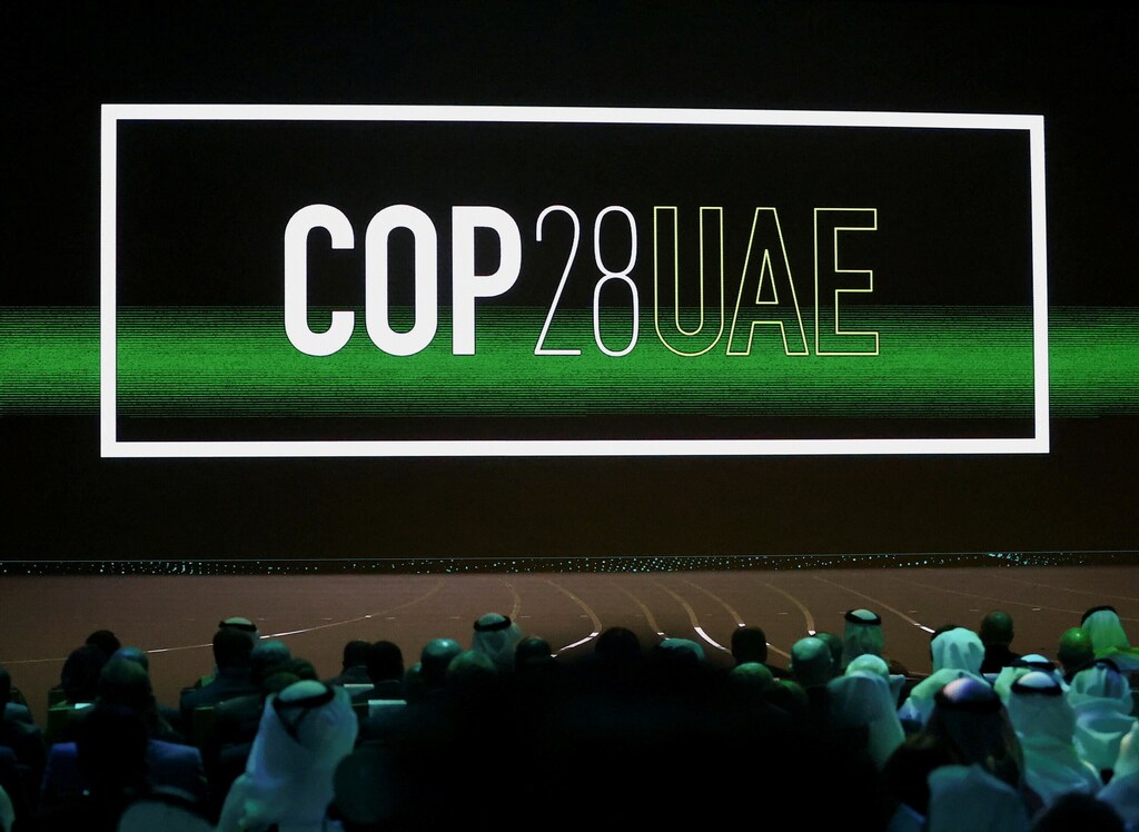 El logo 'Cop28 UAE' se muestra en la pantalla durante la ceremonia de apertura de la Semana de la Sostenibilidad de Abu Dhabi (ADSW) bajo el lema 'Unidos en la Acción Climática Hacia la COP28', en Abu Dhabi, EAU, 16 de enero de 2023.