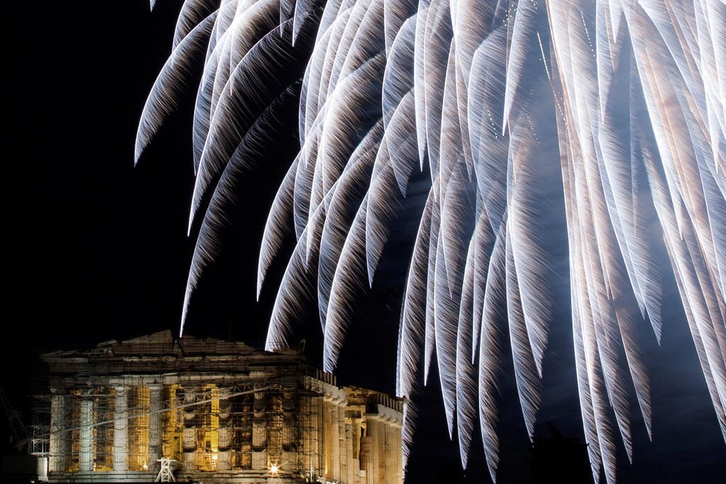 Fireworks explode over the ancient Parthenon temple atop Acropolis hill during New Year's day celebrations in Athens, Greece, January 1, 2017. REUTERS/Alkis Konstantinidis TPX IMAGES OF THE DAY - RTX2X3V3