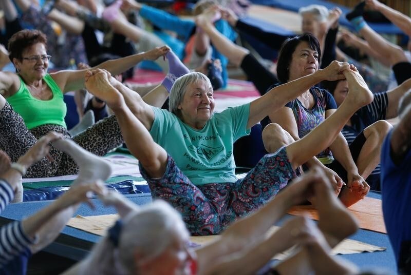 Enthusiasts, including elderly and retired people, attend a yoga class at a local healthcare academy in Stavropol, Russia October 14, 2018. Picture taken October 14, 2018. REUTERS/Eduard Korniyenko - RC13EB891270
