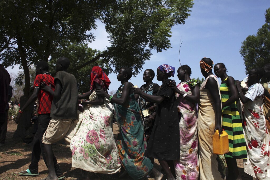 People push each other as they wait in line during a food distribution in Nyal, Unity State, April 1, 2014. More than one million people have been forced from their homes by the conflict, of which 803,200 have been displaced within South Sudan and 254,600 have fled to neighbouring countries, according to OCHA. REUTERS/Andreea Campeanu (SOUTH SUDAN - Tags: POLITICS CIVIL UNREST) - GM1EA411MQI01