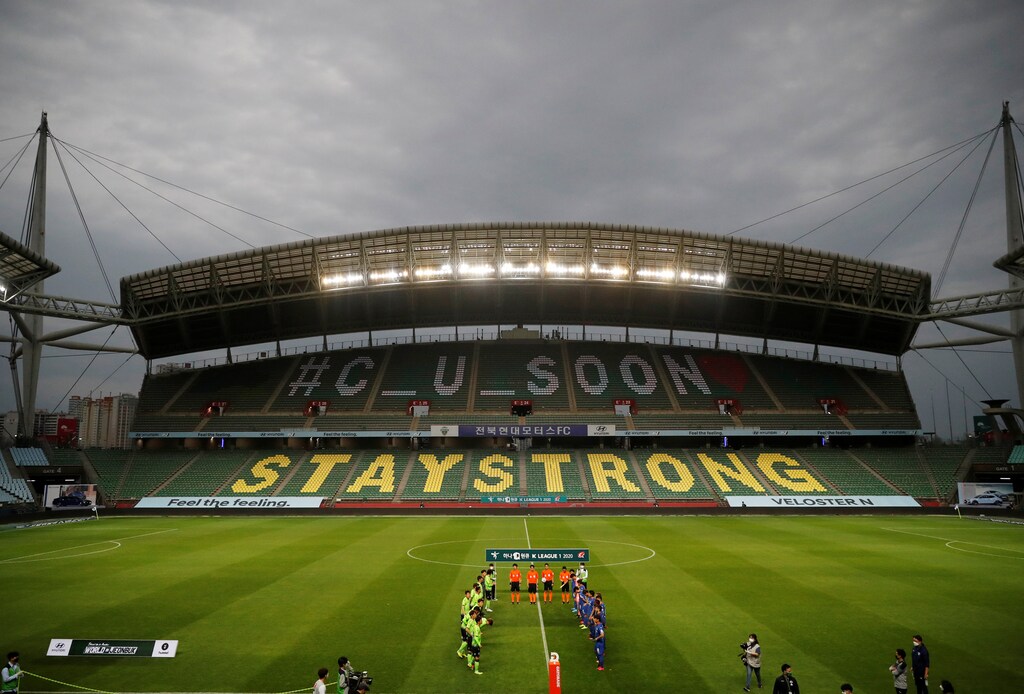 Soccer Football - 2020 K League 1 - Jeonbuk Hyundai Motors FC v Suwon Samsung Bluewings - Jeonju World Cup Stadium, Jeonju, South Korea - May 8, 2020 Players come out before the match, despite most sports being cancelled around the world the local league starts behind closed doors due to the spread of the coronavirus disease (COVID-19) REUTERS/Kim Hong-Ji - RC2AKG9P028H