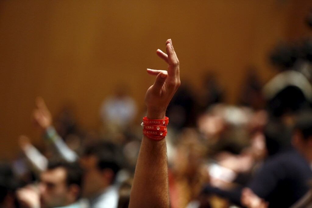 A student raises his hand to ask a question during the debate between Ciudadanos party leader Albert Rivera and Podemos (We Can) party leader Pablo Iglesias at Carlos III University in Leganes, outside Madrid, Spain, November 27, 2015. REUTERS/Susana Vera - RTX1W5EN