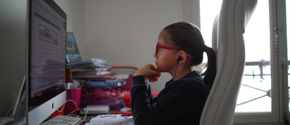 Con las escuelas cerradas en todo el mundo, millones de niños han tenido que adaptarse a nuevos tipos de aprendizaje.