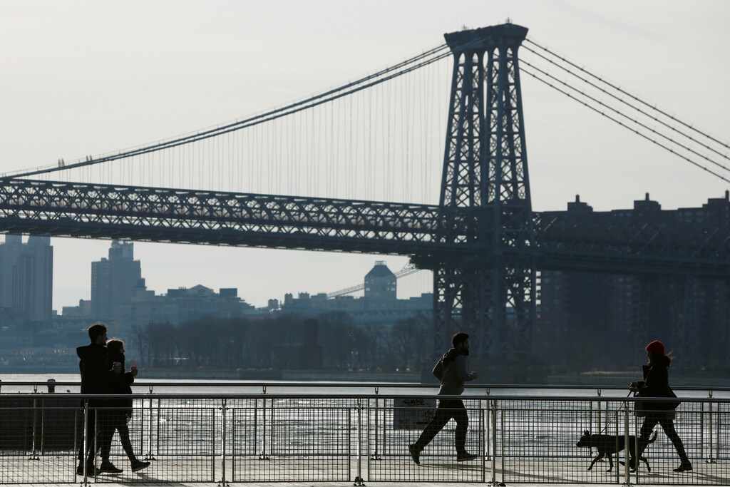 People walk along the East River waterfront in Williamsburg neighbourhood of Brooklyn, New York City, U.S. December 23, 2016. REUTERS/Andrew Kelly - RTX2WC3B