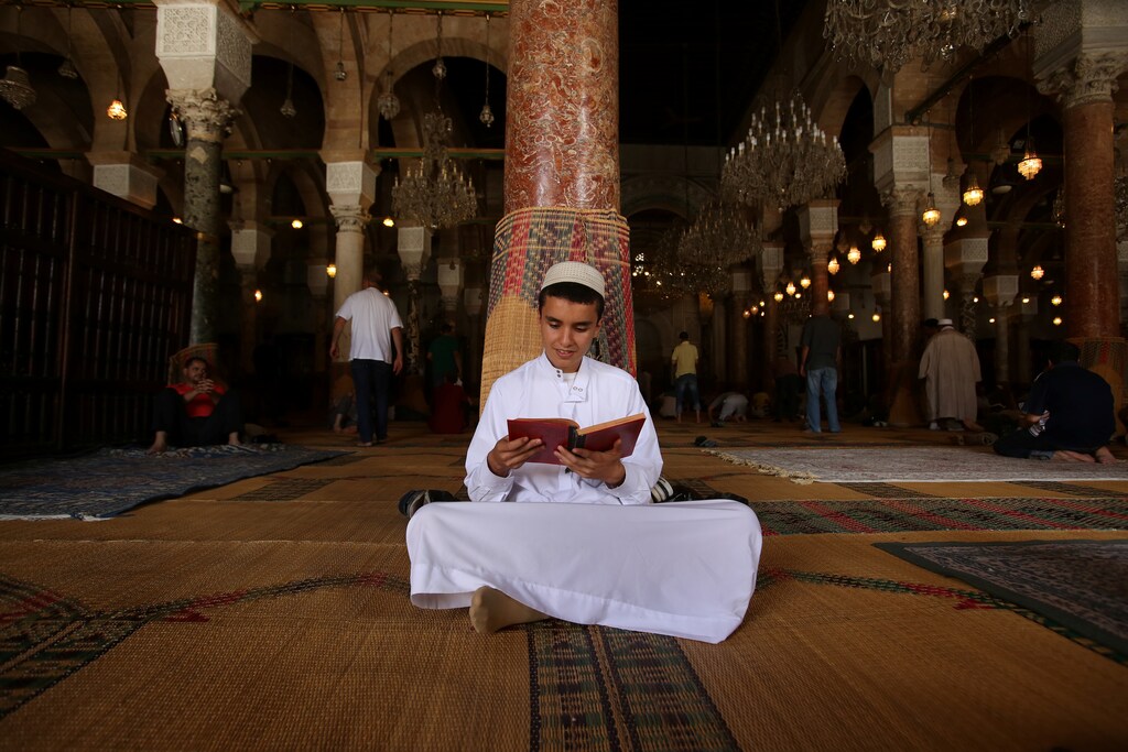 Muslim men read the Koran inside Zitouna mosque during the holy fasting month of Ramadan in Tunis, Tunisia, June 15, 2016. REUTERS/Zoubeir Souissi TPX IMAGES OF THE DAY - RTX2GG7R