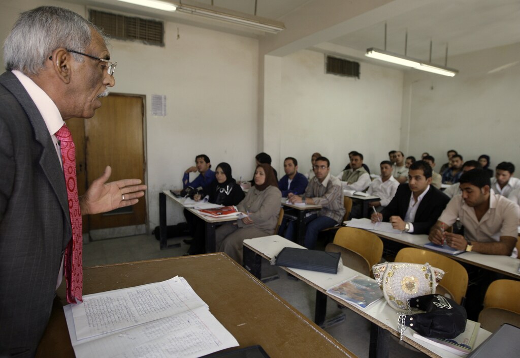 A professor gives a lecture to students at the College of Administration and Economy, Baghdad University.