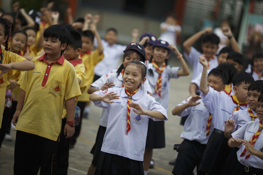 Students exercise after singing Thailand's national anthem at a school in Bangkok October 30, 2014.