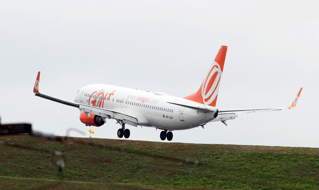 A Boeing 737-800 airplane of Gol Linhas Aereas lands at Congonhas airport in Sao Paulo, Brazil November 5, 2018. REUTERS/Paulo Whitaker - RC16CBE9BD00