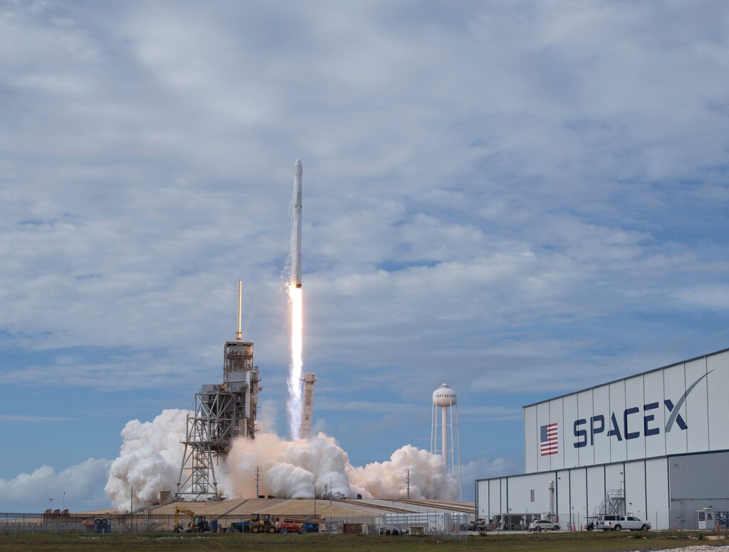The SpaceX Falcon 9 rocket, with the Dragon spacecraft onboard, carrying almost 6,000 pounds of science research, crew supplies and hardware to the International Space Station, launches from pad 39A at NASAs Kennedy Space Center in Cape Canaveral, Florida, U.S., June 3, 2017. Photo taken June 3, 2017. NASA/Bill Ingalls/Handout via REUTERS ATTENTION EDITORS - THIS IMAGE WAS PROVIDED BY A THIRD PARTY. EDITORIAL USE ONLY. MANDATORY CREDIT - RC184DAB9B00