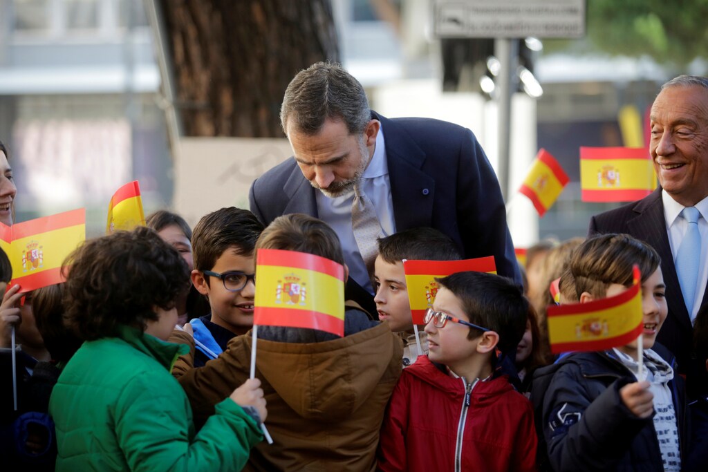 Spain's King Felipe greets school children with Spanish flags after ceremonies at the start of an official visit in Porto, northern Portugal November 28, 2016. REUTERS/Miguel Vidal - RC13FDE7FC80
