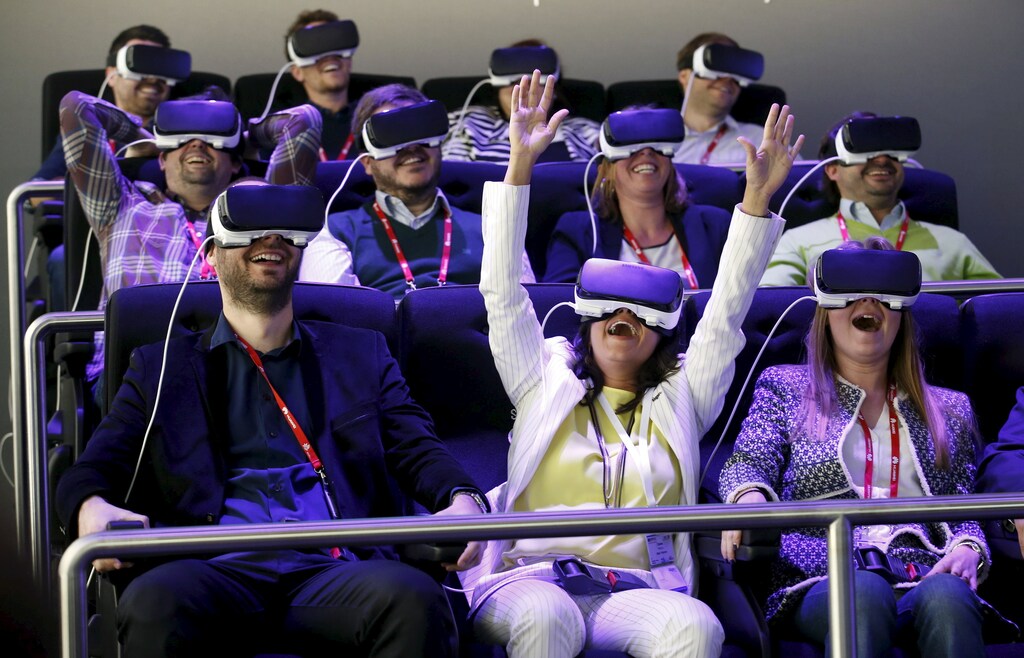 People test Samsung Gear VR glasses at their stand during the Mobile World Congress in Barcelona, Spain February 23, 2016. REUTERS/Albert Gea TPX IMAGES OF THE DAY - GF10000320102