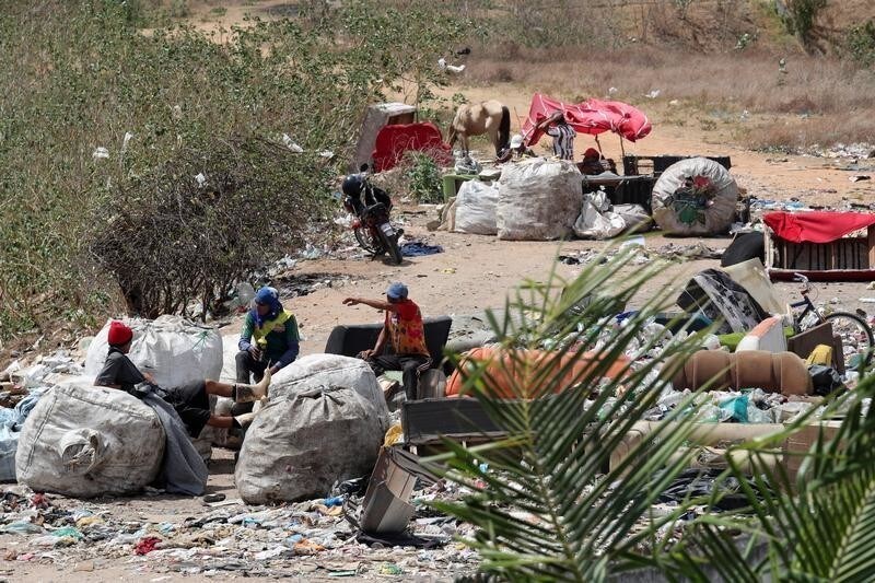 Garbage collectors take a break at a dumping ground in the outskirts of the city of Natal, Brazil November 22, 2018. REUTERS/Paulo Whitaker - RC170F498FD0
